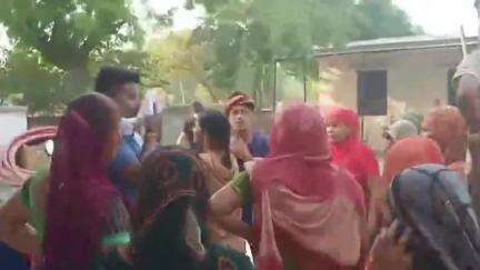 मथुरा: जमुना नगर क्षेत्र में हो रही विद्युत कटौती से परेशान लोगों ने जय गुरुदेव बिजली घर का किया घेराव #jansamasya