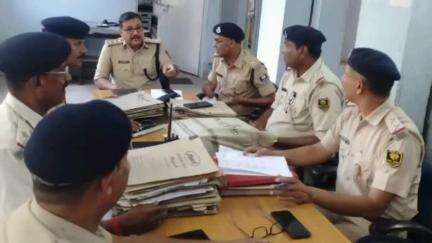 बेलागंज: बेलागंज थाना परिसर में लंबित मामलों को लेकर विधि व्यवस्था डीएसपी ने अधिकारियों के साथ की बैठक