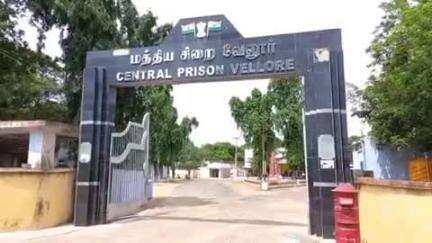 வேலூர்: வேலூர் தொரப்பாடியில் உள்ள மத்திய சிறையில் கழிவறை மேல் மறைத்து வைத்திருந்த சிம் கார்ட் இல்லாத செல்போன் பறிமுதல் பாகாயம் காவல்துறையினர் விசாரணை