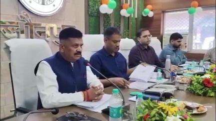 जौनपुर: कॉलेक्ट्रेट सभागार में बैठक में मुख्यमंत्री युवा उद्यमी योजना में उत्कृष्ट कार्य के लिए जौनपुर की सराहना की गई