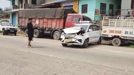 घुमारवीं: पट्टा में अनियंत्रित ट्रक ने तीन गाड़ियों को मारी टक्कर, हुआ भारी नुकसान