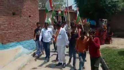 पीलीभीत: सैनिकों के सम्मान में पिपरिया भजा में निकाली गई तिरंगा यात्रा, उल्टा तिरंगा लेकर नजर आए ग्रामीण