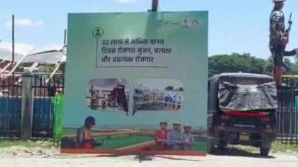আলিপুরদুয়ার ১: আলিপুরদুয়ারে প্রধানমন্ত্রী আগমন উপলক্ষ্যে দলীয় পতাকা এবং হোডিং দিয়ে সাজিয়ে তোলা হয়েছে