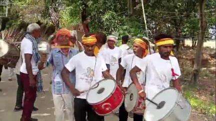 अकबरपुर: दादपुर गांव में राधाकृष्ण सह रामदरवार प्राण प्रतिष्ठा महायज्ञ को लेकर निकाली गई भव्य कलश यात्रा