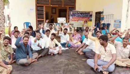 ಯಳಂದೂರು: ಪಟ್ಟಣದಲ್ಲಿ ಪೌರನೌಕರರಿಂದ ಅನಿರ್ದಿಷ್ಟಾವಧಿ ಧರಣಿ #localissue