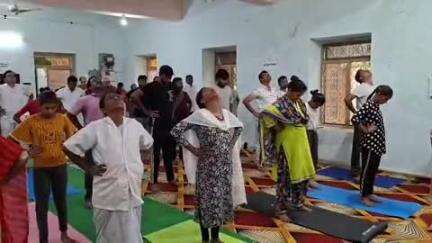 గుంతకల్లు: ప్రతి ఒక్కరూ యోగాను ఆచరించాలని గుత్తిలో యోగా శిక్షణలో ఎంపీడీఓ ప్రభాకర్ నాయక్, శిక్షకుడు కృష్ణయ్య సూచన