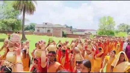 देवघर: कोरियासा में महायज्ञ को लेकर निकाली गई कलश यात्रा