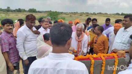 डोमचांच: बच्छेडीह पंचायत में हडखोखरवा तालाब के गहरीकरण का जिप अध्यक्ष ने किया शिलान्यास