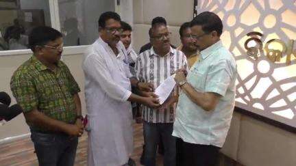 ଦେବଗଡ: ରାଜ୍ୟରେ ସାମ୍ବାଦିକଙ୍କ ସୁରକ୍ଷା ଆଇନ ଲାଗୁ ପାଇଁ ଜିଲ୍ଲାପାଳଙ୍କ କାର୍ଯ୍ୟାଳୟରେ ରାଜସ୍ୱ ମନ୍ତ୍ରୀଙ୍କୁ ଦାବିପତ୍ର ପ୍ରଦାନ
