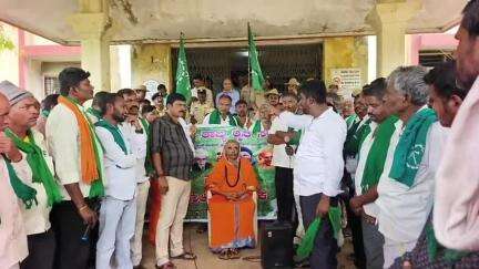 ಮಾಗಡಿ: ವಿವಿಧ ಬೇಡಿಕೆ ಈಡೇರಿಕೆಗೆ ಪಟ್ಟಣದ ತಾಲ್ಲೂಕು ಕಚೇರಿ ಮುಂದೆ ರೈತ ಸಂಘ ಪ್ರತಿಭಟನೆ