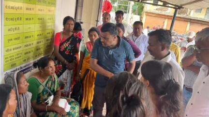 लोहरदगा: कुएं के निर्माण के दौरान मिट्टी धंसने से बगड़ू के मजदूर की मौत, सदर अस्पताल में पीड़ित परिजनों से मिले विधायक प्रतिनिधि