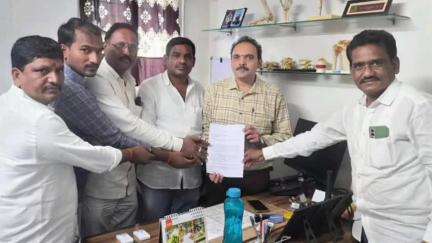 ఎమ్మిగనూరు: పట్టణంలోని మాచాని సోమప్ప పార్కులో నెలకొన్న సమస్యలను పరిష్కరించాలని మున్సిపల్ కమిషనర్‌కు వైసీపీ నాయకులు వినతి