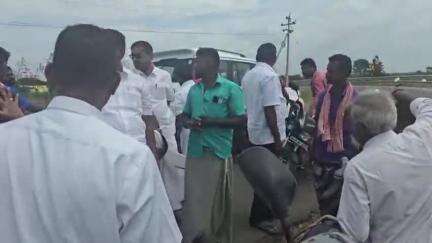 விளாத்திகுளம்: நாகலாபுரம் சாலையில் இருசக்கர வாகன விபத்தில் காயமடைந்த கணவன், மனைவியை மீட்டு மருத்துவமனைக்கு அனுப்பி வைத்த MLA