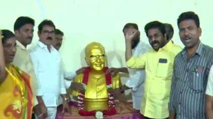 జిల్లా టీడీపీ కార్యాలయంలో ఘనంగా టీడీపీ వ్యవస్థాపకుడు ఎన్టీఆర్ జయంతి వేడుకలు