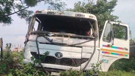 जामताड़ा: मिहिजाम-जामताड़ा NH-419 पर हाइवा और ट्रक में हुई सीधी टक्कर, बाल-बाल बचे चालक