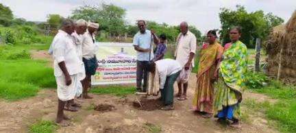 మార్కాపురం: భూపతి పల్లి గ్రామంలో రైతులకు భూసార పరీక్షలపై అవగాహన కల్పించిన మార్కాపురం ఏవో శ్రీనివాసులు
