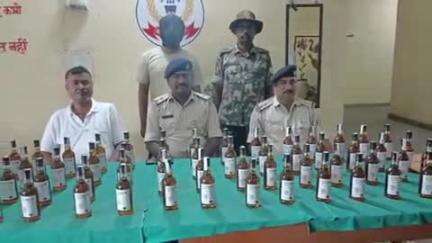 चास: हरला थाना क्षेत्र में पुलिस ने अवैध शराब की 55 बोतलों के साथ एक व्यक्ति को किया गिरफ्तार