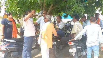 हरदोई: मोहल्ला लक्ष्मीपुरवा में घर के अंदर प्लास्टिक की रस्सी के फंदे से लटका मिला युवक का शव, पुलिस ने कराया पोस्टमार्टम कराया