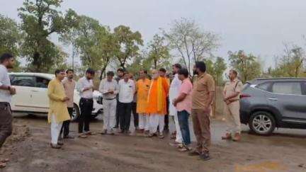 लटेरी: हनुमान मंदिर तपोवन भूमि के तालाब में चल रहे सौंदर्यीकरण के कार्यों का विधायक ने लिया जायजा