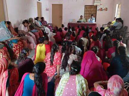 अलीराजपुर: जिले के ग्राम पंचायत नानपुर में महिला एवं बाल विकास विभाग द्वारा अंतर्राष्ट्रीय माहवारी स्वच्छता दिवस का आयोजन