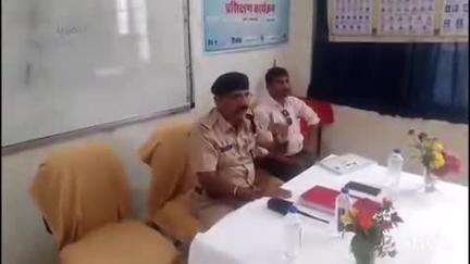 कुरूद: यातायात पुलिस ने बड़ौदा स्वरोजगार विकास संस्थान में प्रशिक्षणरत हितग्राहियों को यातायात नियमों की दी जानकारी