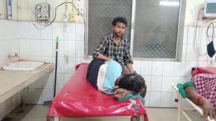 बदायूं: नवादा गांव में चोरी की शिकायत करने गए पीड़ित को दबंगों ने लाठी-डंडों से पीटकर किया घायल, जिला अस्पताल में भर्ती