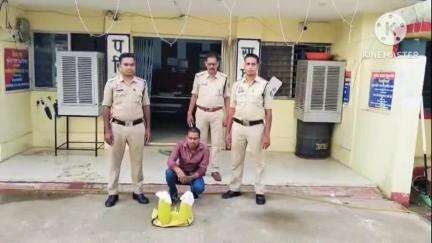 डभरा पुलिस ने 10 लीटर महुआ शराब के साथ आरोपी को किया गिरफ्तार, न्यायिक रिमांड पर भेजा