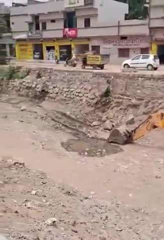 टीकमगढ़: महेंद्र सागर से वृंदावन तालाब तक नहर की 70% सफाई पूरी, 100 डंपर से ज़्यादा कचरा निकला