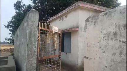 उचेहरा: ग्राम पंचायत अकहा के कंप्यूटर कक्ष में नहर निर्माण कर रही कंपनी ने डेरा डाला