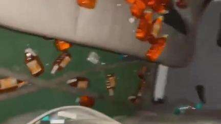 पटेरा: पटेरा थाना क्षेत्र के ग्राम कुड़ई में ग्रामीणों ने पकड़ी अवैध शराब की 7 पेटी, आरोपी गाड़ी छोड़कर भागे, पुलिस को दी सूचना