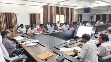 चंदौली: जिलाधिकारी चंद्र मोहन गर्ग की अध्यक्षता में कलेक्ट्रेट सभागार में जिला उद्योग बंधु की बैठक संपन्न हुई