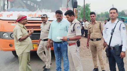 सागर: आरटीओ ने बम्होरी तिराहा पर की चेकिंग, 6 यात्री बसों में कमियां मिलने पर ₹15500 का जुर्माना वसूला