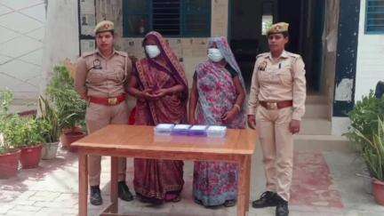 सवायजपुर: पचदेवरा पुलिस ने 2 शातिर महिला चोरों को पकड़ा, जो मंदिर और मेलों में गहने चोरी करती थीं, एक का लंबा आपराधिक इतिहास