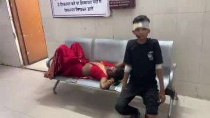 टीकमगढ़: लिधौरा चंदेरा बायपास पर टैक्सी पलटी, आधा दर्जन से अधिक लोग घायल