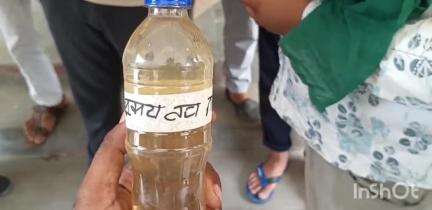 बागपत: दूषित पानी की आपूर्ति को लेकर भारतीय किसान यूनियन के कार्यकर्ताओं ने विकास भवन में प्रदर्शन कर दिखाई दूषित पानी की बोतल