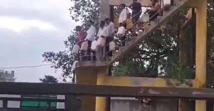 सीहोर: बिलकिसगंज में पानी की समस्या से परेशान ग्रामीणों का प्रदर्शन, पानी की टंकी पर चढ़कर जताया विरोध