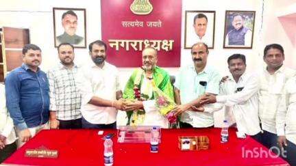 चाकूर: नवनियुक्त नगराध्यक्ष करीम गुळवे आणि उपनगराध्यक्ष साई हिप्पाळे यांचा नगरपंचायतीत सत्कार