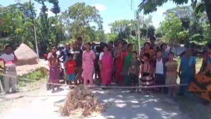 তুফানগঞ্জ ২: কৃষিজমি খনন করে রাস্তার কাজে মাটি ব্যবহারের অভিযোগ,প্রতিবাদে ধনমতিয়া জোড়াপুকুর এলাকায় রাজ্য সড়ক অবরোধ #jansamsaya