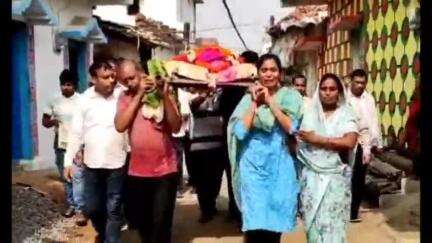 पलारी: पूर्व विधायक शकुंतला साहू ने अपनी मां की अर्थी को दिया कंधा, बेटी बनकर निभाया बेटे का फर्ज, दिया सामाजिक संदेश