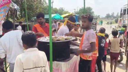 सीतापुर में ऑटो रिक्शा चालकों ने किया विशाल भंडारे का आयोजन