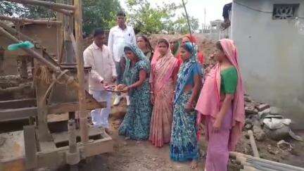 तळोदा: स्थानिक आमदार निधीतून पाडवी गल्ली येथे बोरिंगचे उद्घाटन; पिण्याच्या पाण्याची समस्या मिटली