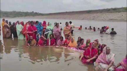 भूम: भूम शहराला अमृत योजनेअंतर्गत नवीन पाणीपुरवठा लाईन रद्द करा मागणीसाठी वंजारवाडी लघु प्रकल्पात जलसमाधी आंदोलन #Jansamasya