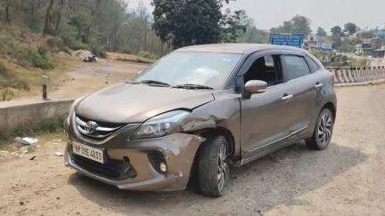 घुमारवीं: NH103 शिमला-मटौर पर बुधवार दोपहर बाद दधोल पुल के समीप एक सड़क हादसा, कार और ट्रक की हुई जोरदार टक्कर