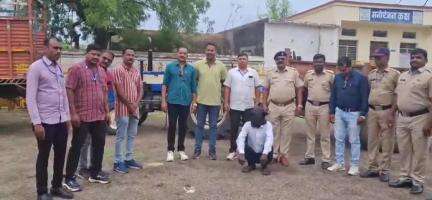 हिंगोली: तहसील कार्यालयासमोर वाळूने भरलेला ट्रॅक्टर पळविवला ,आरोपीस व्दारवा डिग्रस येथून केले अटक