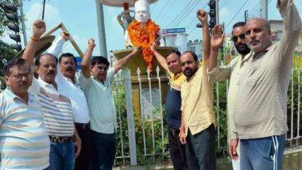 वीर सावरकर की जयंती पर आरएसएस और अधिवक्ता परिषद ने किया नमन