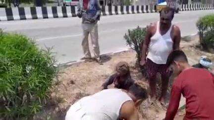 सिकंदरा: रसधान कस्बे के पास अज्ञात वाहन की टक्कर से तेरहवीं कार्यक्रम में जा रहे बाइक सवार 3 घायल, अस्पताल में उपचार शुरू