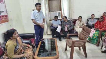चंदौली: पीडब्ल्यूडी गेस्ट हाउस में सदस्य राज्य महिला आयोग सुनीता श्रीवास्तव की अध्यक्षता में की गई जनसुनवाई