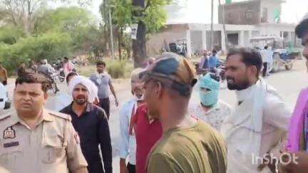 मऊरानीपुर: चिरकना में सड़क किनारे खड़े ट्रक से सेना के वाहन की टक्कर, एक व्यक्ति हुआ घायल