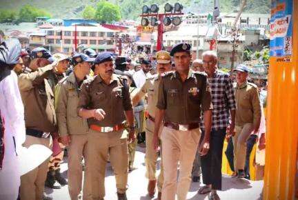 जोशीमठ: एडीजी ने बदरीनाथ धाम में यात्रा व्यवस्थाओं का जायजा लिया, जवानों का हौसला बढ़ाया और दिया 'अतिथि देवो भवः' का मंत्र
