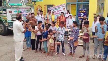 कुशलगढ़: ताम्बेसरा गाँव में महावीर इंटरनेशनल शाखा नौगामा ने बांटे परिंडे, जीव रक्षा का दिया संदेश